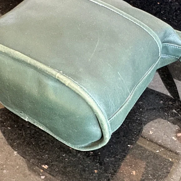 Vintage 90's Coach Cowhide Leather Crossbody Bag. Made is Usa. - Picture 5 of 12